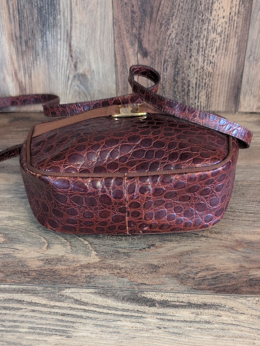 Salvatore Ferragamo Vara Ribbo Crocodile Embossed Leather Shoulder Crossboy Bag - Picture 9 of 13